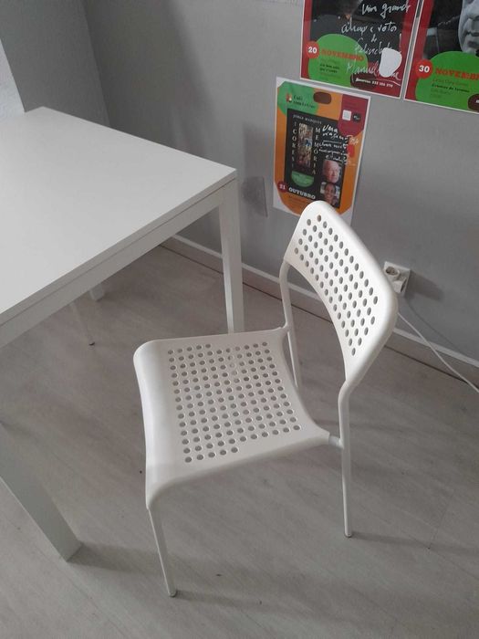 Conjuntos de mesas e cadeiras