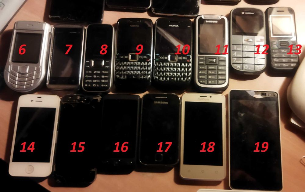 Vários telemóveis para peças