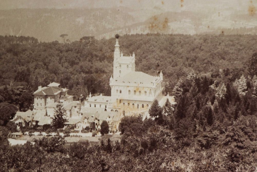 Hotel Palácio do Buçaco na fase inicial, foto invulgar sem o anexo.