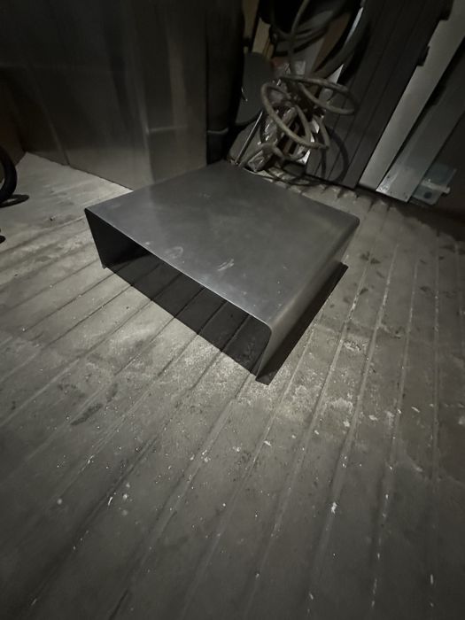 mesa de centro baixa em metal estilo industrial