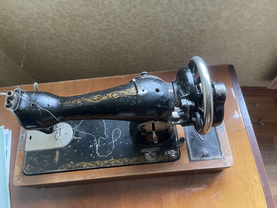 Вінтажна швейна машинка