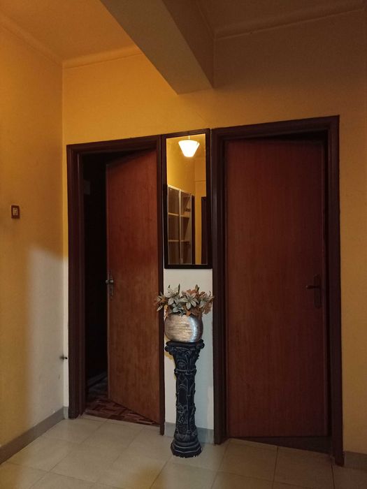 Quarto espaçoso, mobilado e bem localizado.