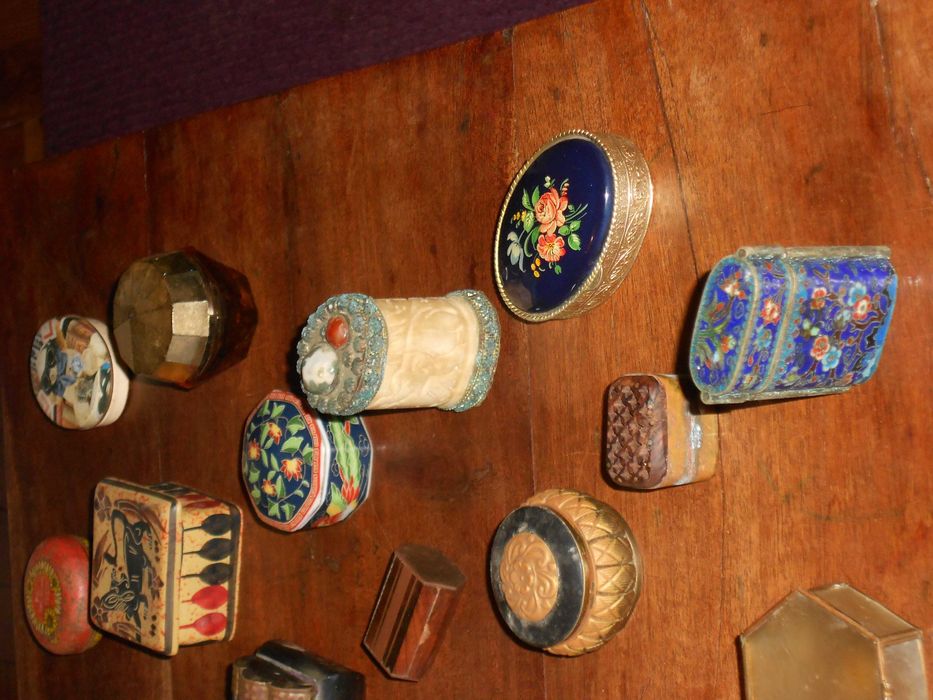 Grande coleccao miniaturas antigas madeira, pedra, latao, loiça, etc