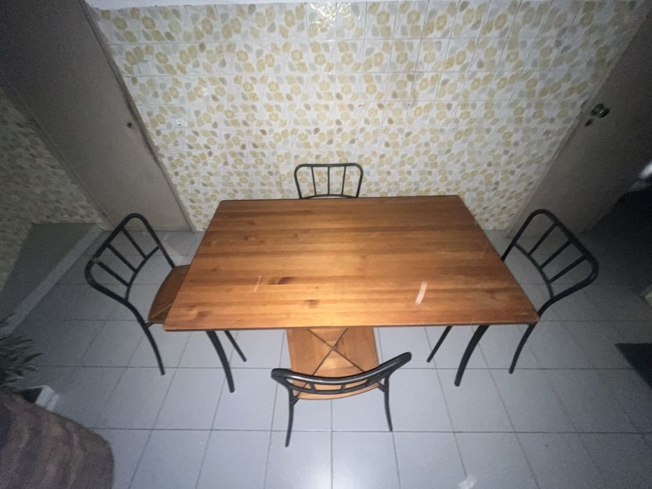 Mesa de cozinha com 4 cadeiras como nova