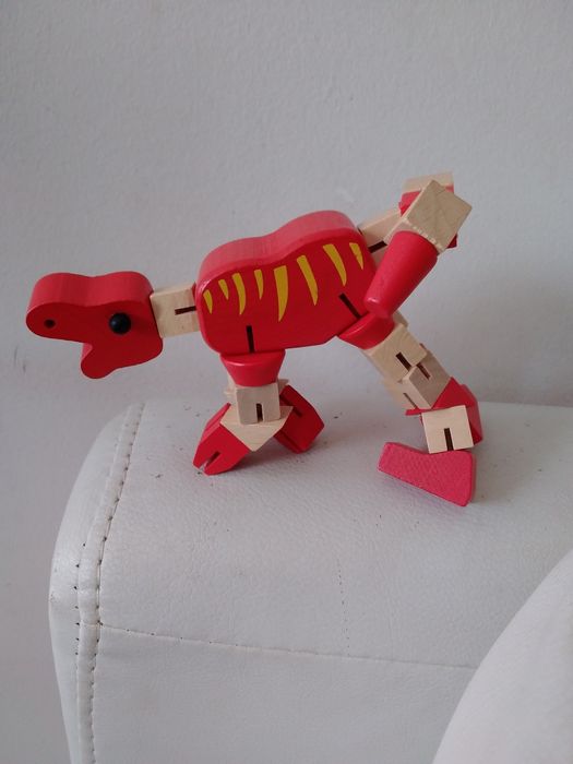 Brinquedo Fidget Dinossauro vermelho articulado em madeira.