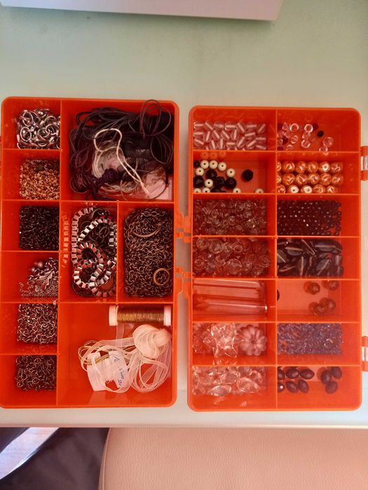 Vendo lote de 13 caixas para fazer bijouterie