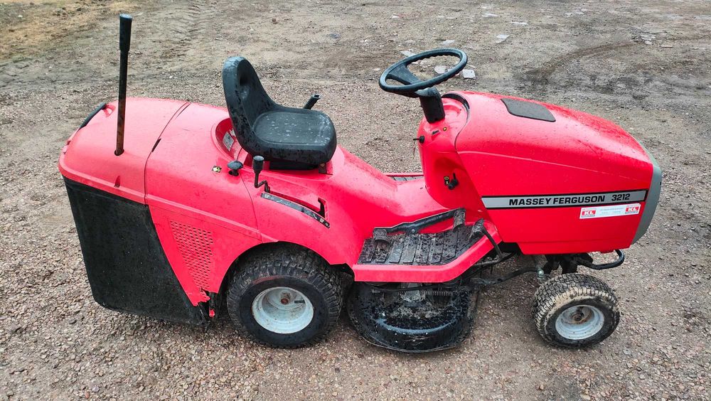 Traktorek do koszenia trawy Massey Ferguson 3212 z koszem