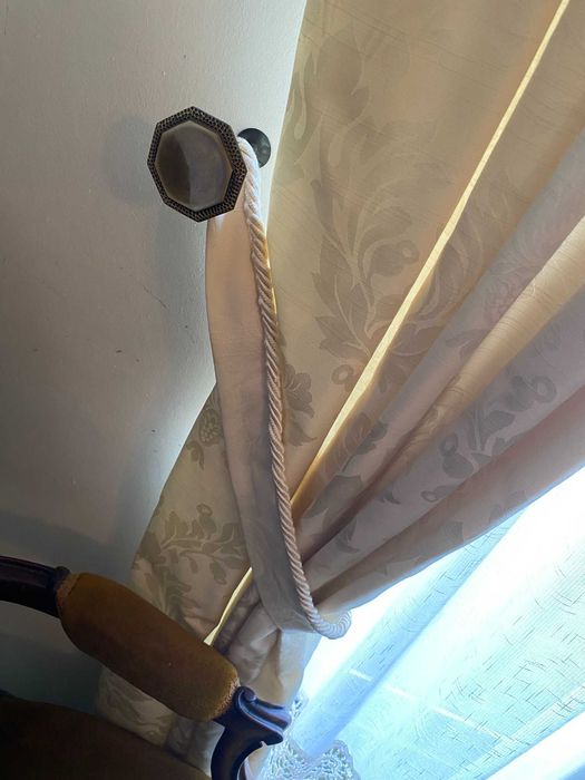 Conjunto Luxo Quarto Clássico – Colcha, Sanefa e Cortinados em Jacquard Marfim