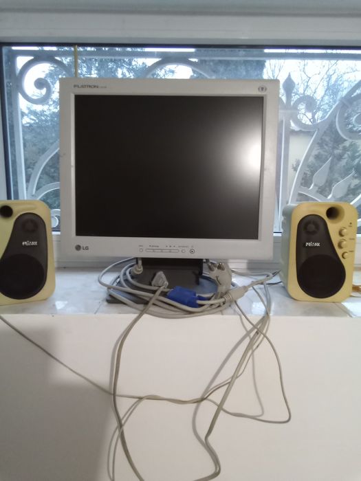 Монітор з колонками,факс, фотоапарат поляроїд.