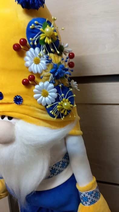 Гном ручно їроботи.  Гном в жовто блакитному кольорі .