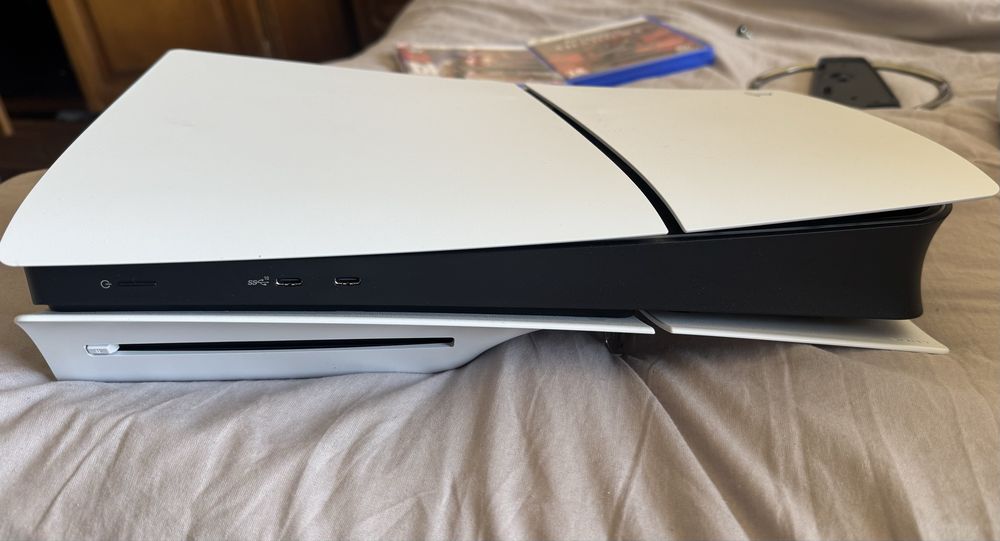 Playstation 5 slim 1tb, 2 comandos, suporte vertical, carregador e 2 jogos