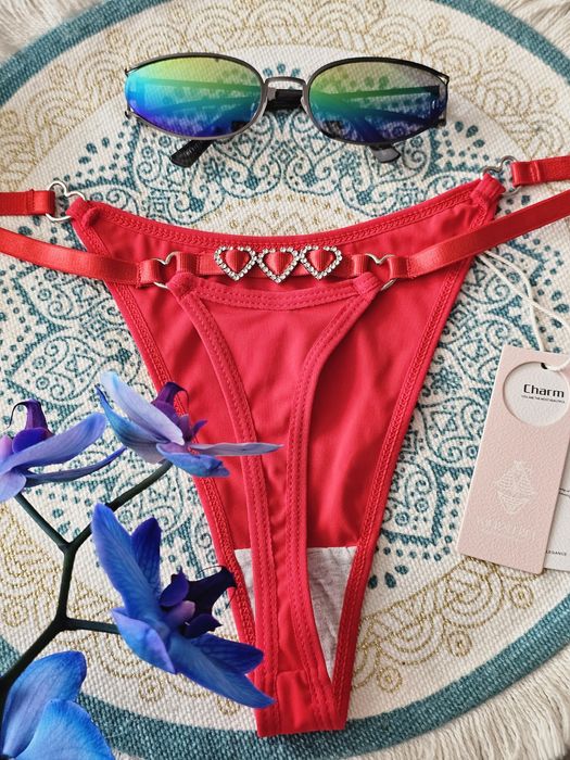 Seksowne stringi damskie z serduszkami.