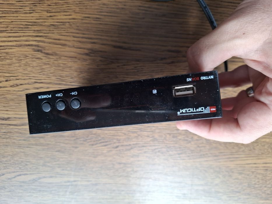 Tuner DVB-T2 Opticum HD T90 + pilot + kable – SPRAWNY