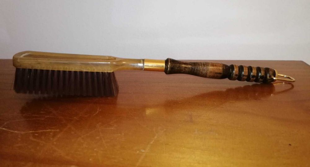 Escova antiga  para fato , estreita com cabo em madeira e argola