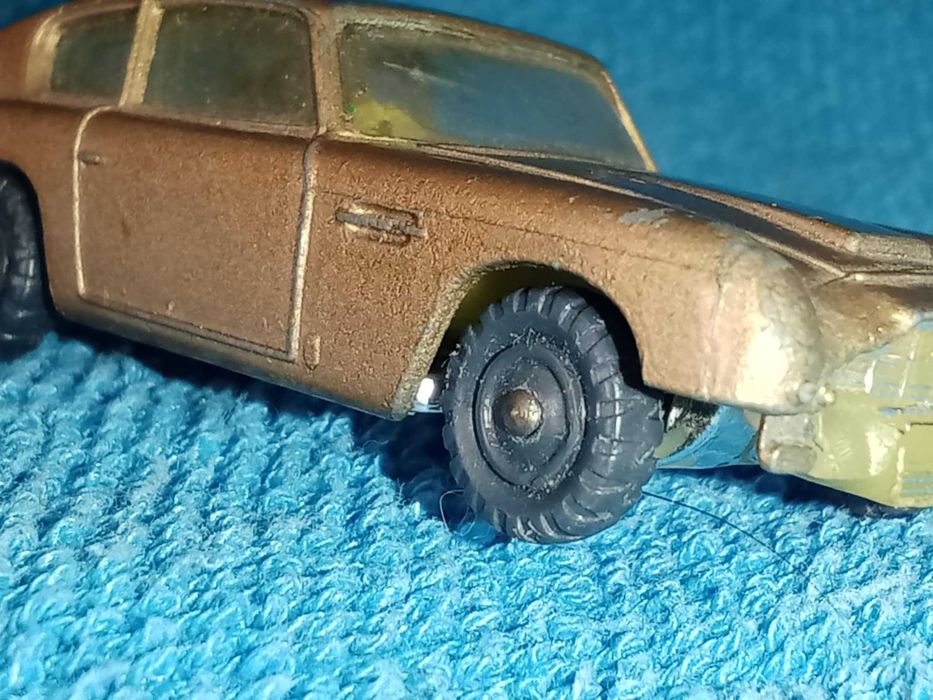 Miniatura Aston Martin DB6 da Husky