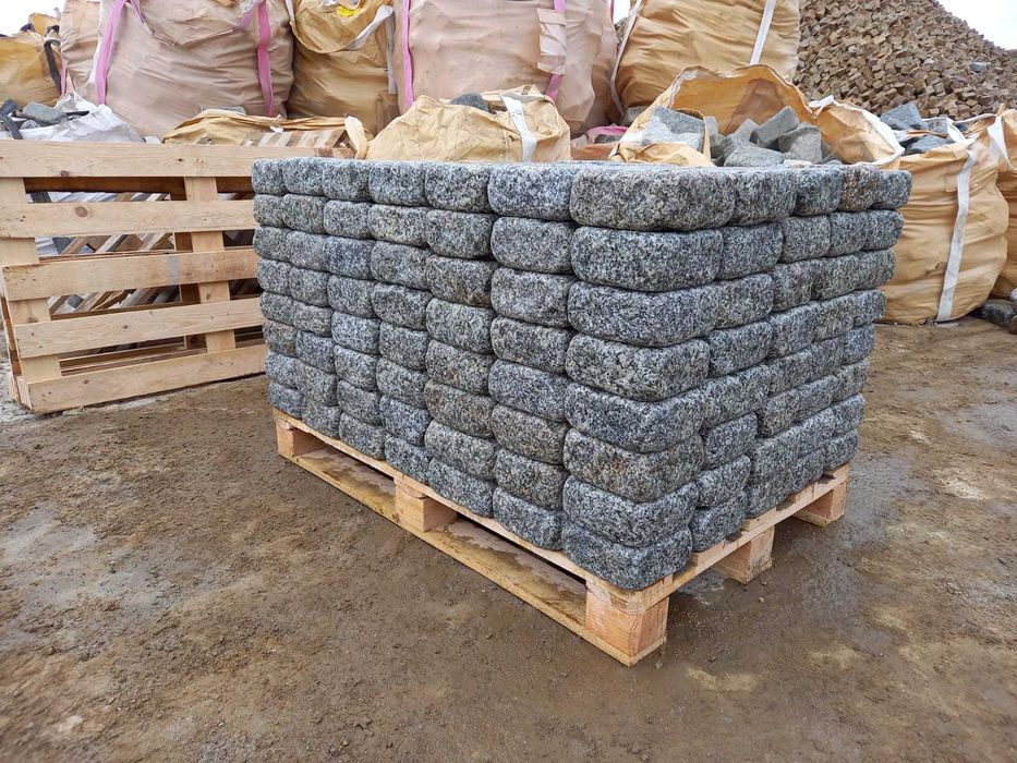 Kostka granitowa cięto-łupana otoczona 16/16/6; 16/16/8 szaro-ruda