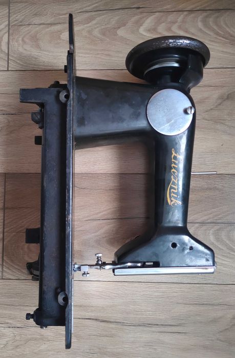 Stara maszyna do szycia łucznik