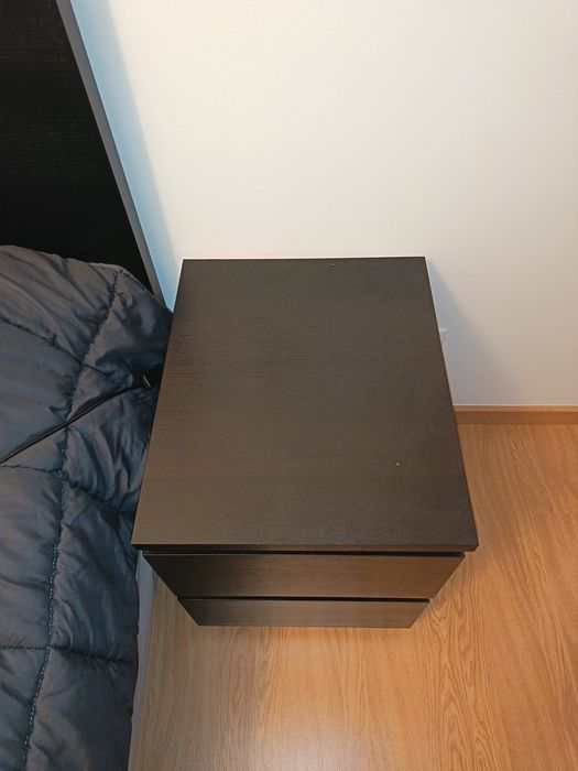 Cama com mesas de cabeceira