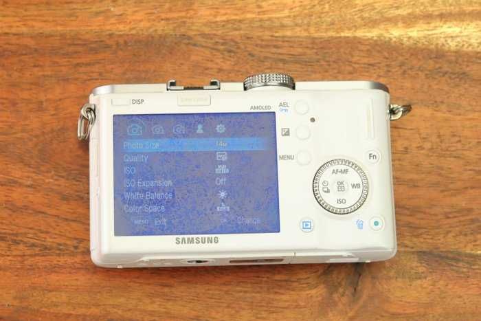 Samsung NX100 + acessórios, Câmara digital