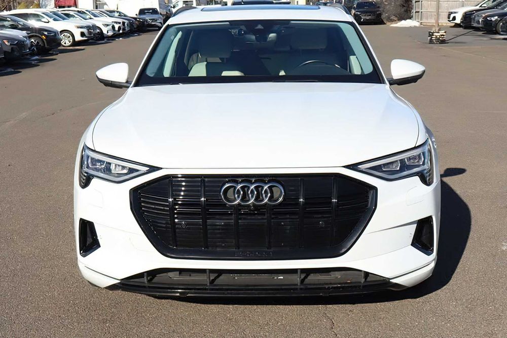 Audi e-tron      2022