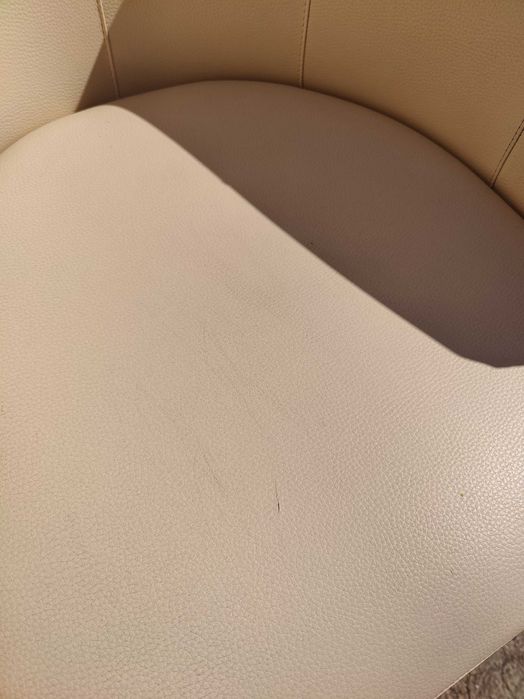 Cadeira de sala branca