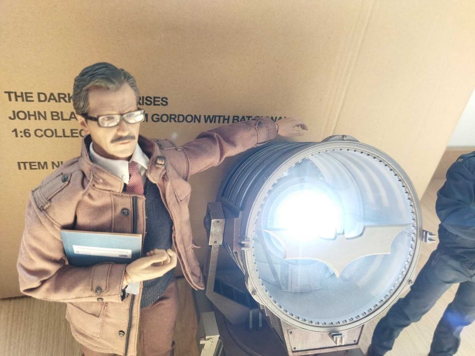 Hot Toys MMS 275 The Dark Night Rises 1/6 Figura Colecionável Batman
