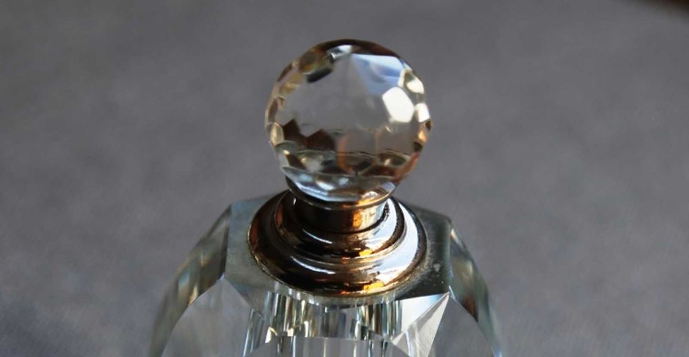Frasco em vidro facetado para perfume