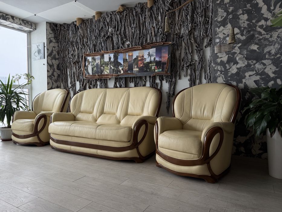 Шкіряний імпортний високий диван і 2 крісла.Стан ідеальний