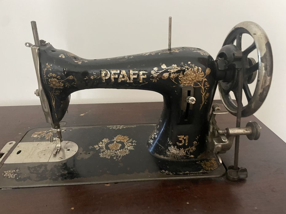 Máquina de Costura Antiga Pfaff Clássica (Modelo 31) com Base em Ferro