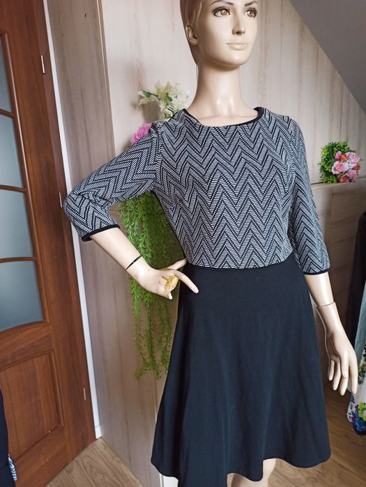 Sg Piękna rozkloszowana sukienka 40 , L sukienka czarno biała z rękawk