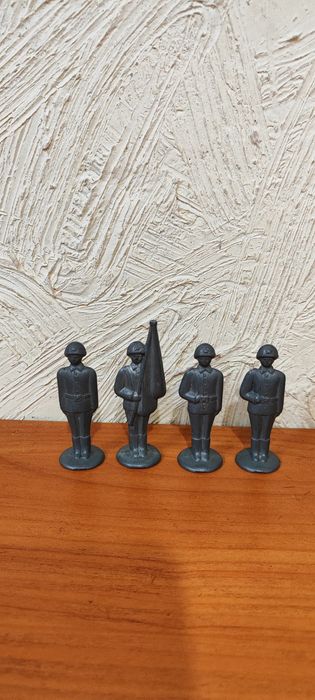 Цукорниця,чашки, столові прибори,вази