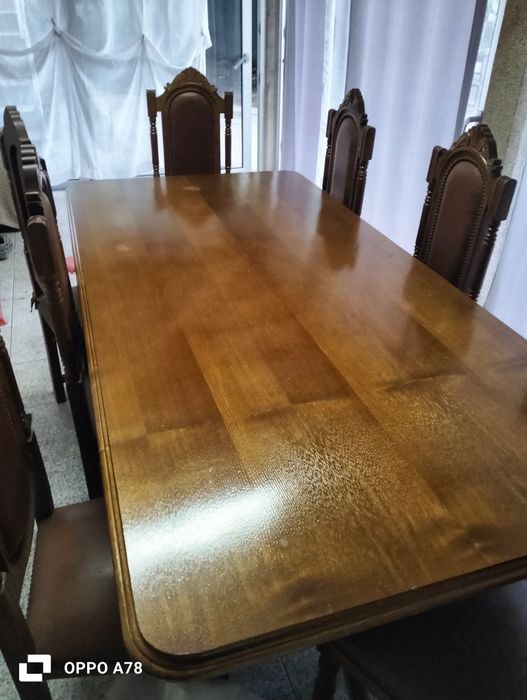 Mesa e 8 cadeiras de sala de jantar