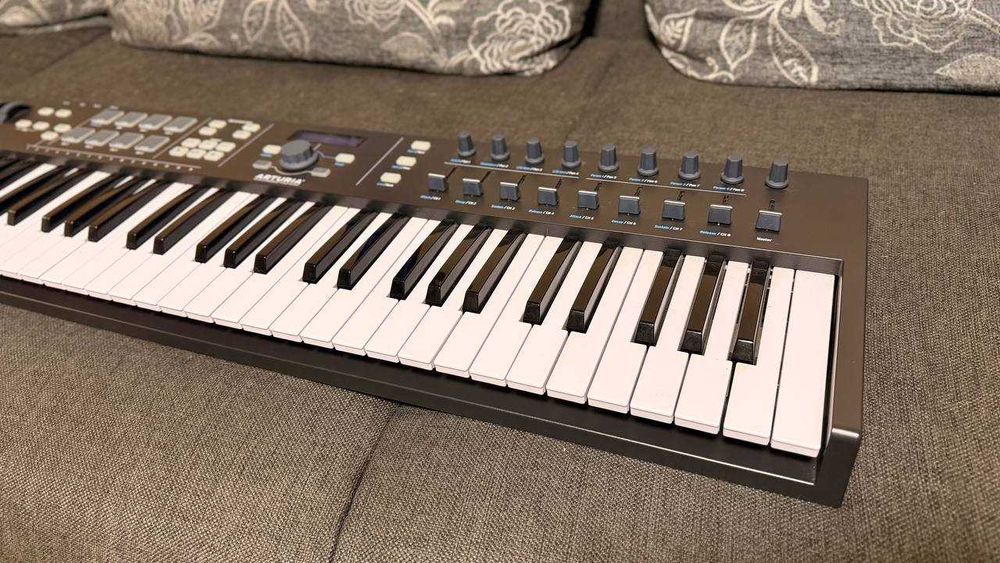 MIDI-клавіатура Arturia Keylab Essential 61 Black Edition