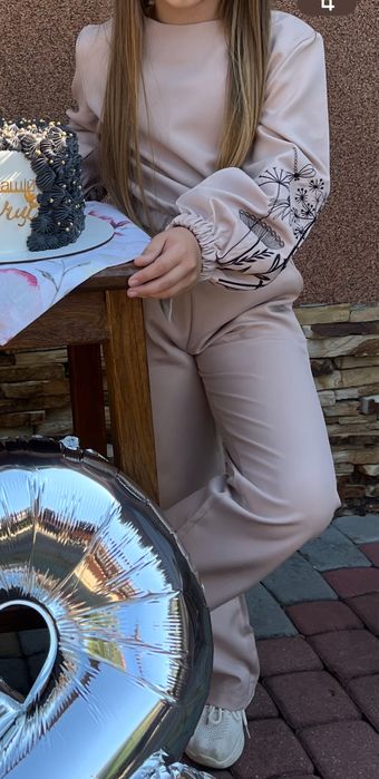 Класичний костюм дівчинці