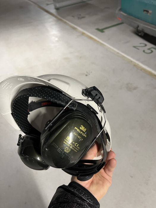 Kask 3M z ochronnikami słuchu