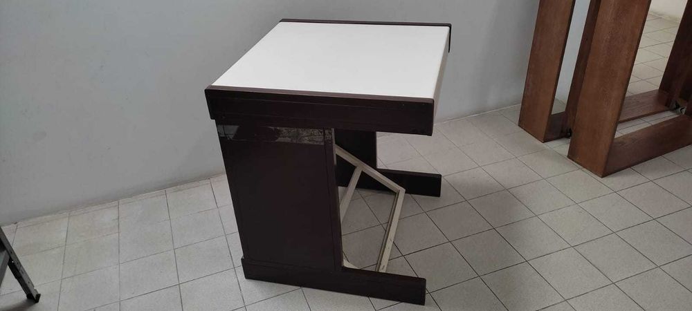 Secretária em metal