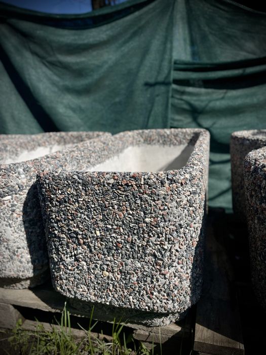 Вазони з митого бетону.