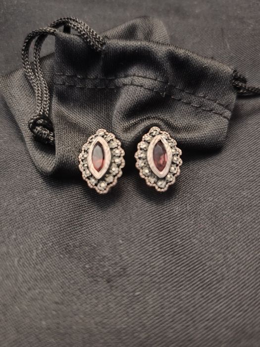 Brincos de prata com marcasites e pedra preciosa com rebordo em ouro