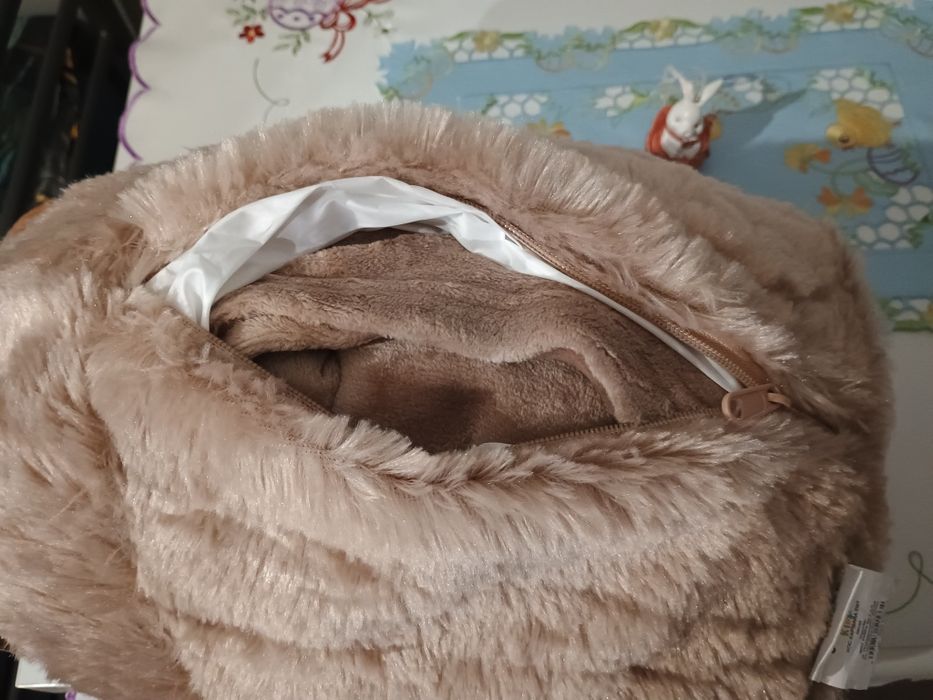 Maskotka Capybara z kocem