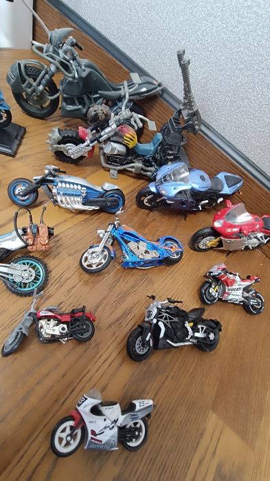Колекция игрушек мотоциклы