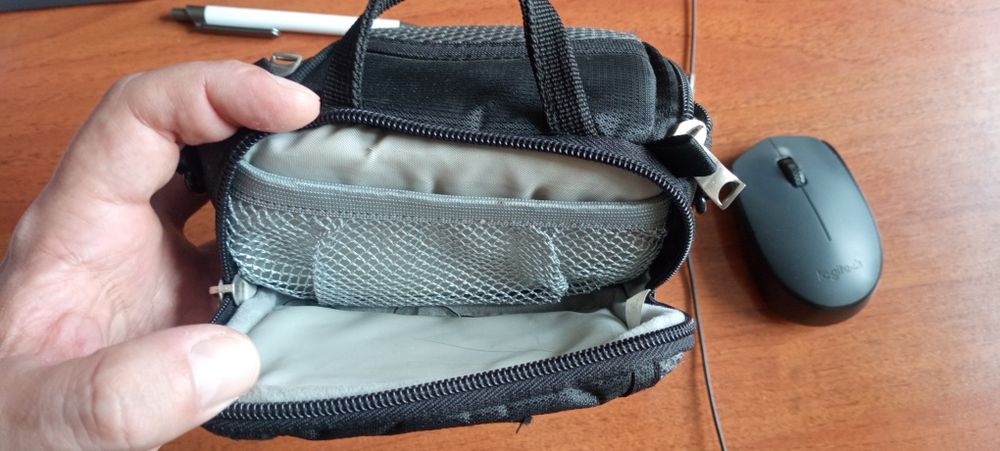 Небольшой кофр с двумя отделами для фотоаппарата.