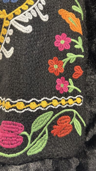 Жилетка безрукавка черная вышивка етно мех