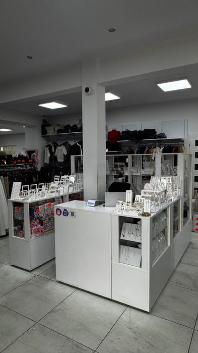 Biała wyspa handlowa, lada sklepowa, gabloty handlowe