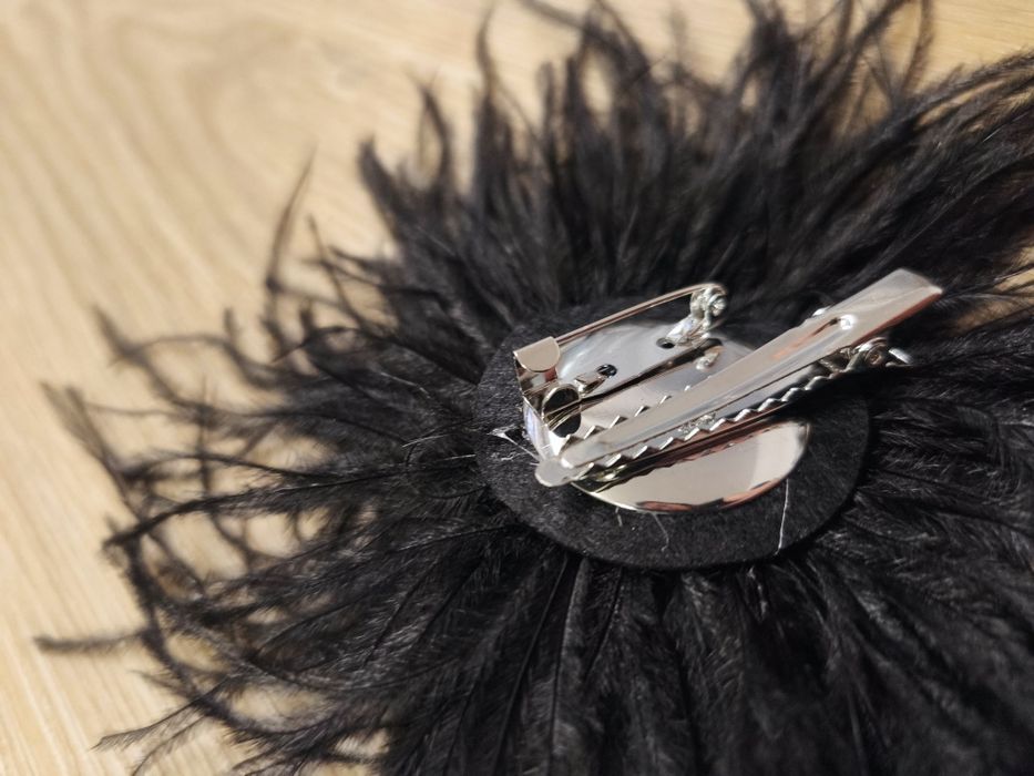 Broszka czarna pióra nowa czarne