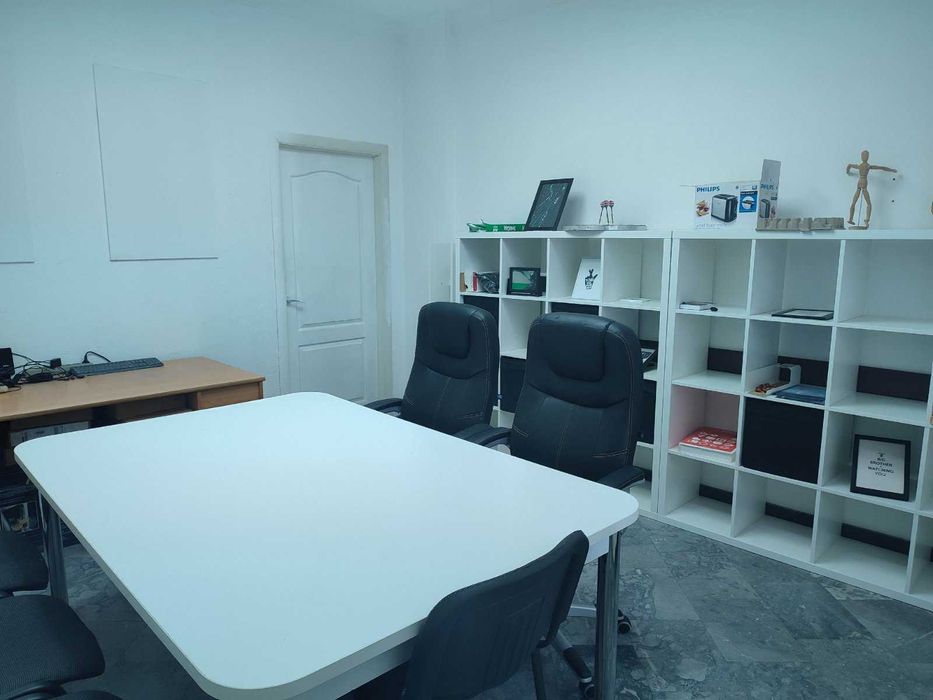 Сучасний великий офіс в прохідному місці з  газовим  АО!