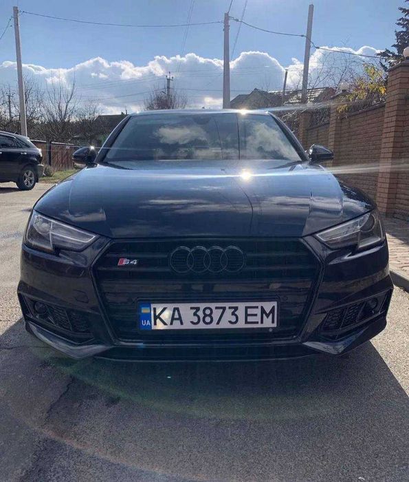 Продам Audi A4 2018