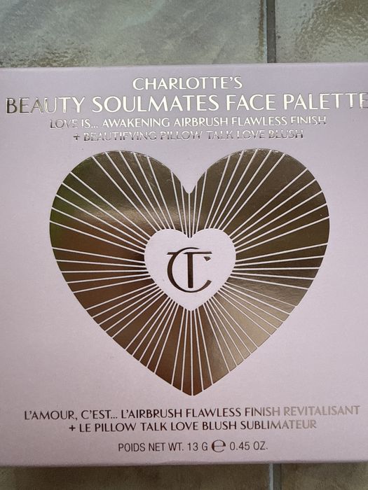 Sprzedam Charlotte Tilbury róż z pudrem limitowana edycja.