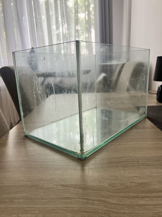 Akwarium dla rybek z grzalką oraz filtrem