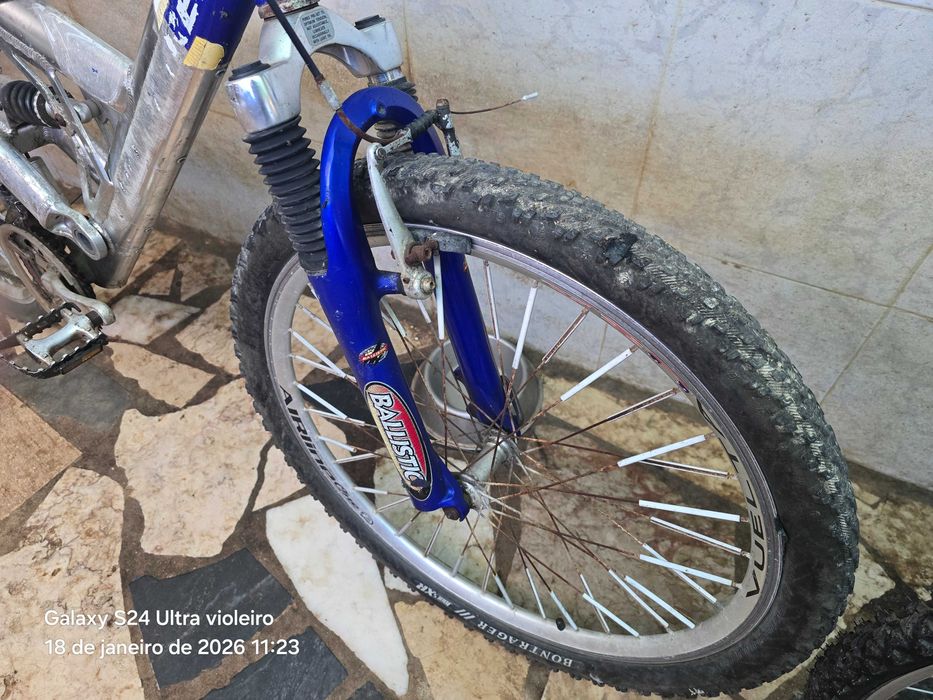 Bicicleta de montanha em aluminio