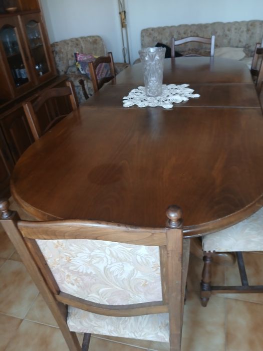 Mesa de sala de jantar  de abrir com 6 cadeiras mede fechada 1.78 x 98 aberta 2.17s